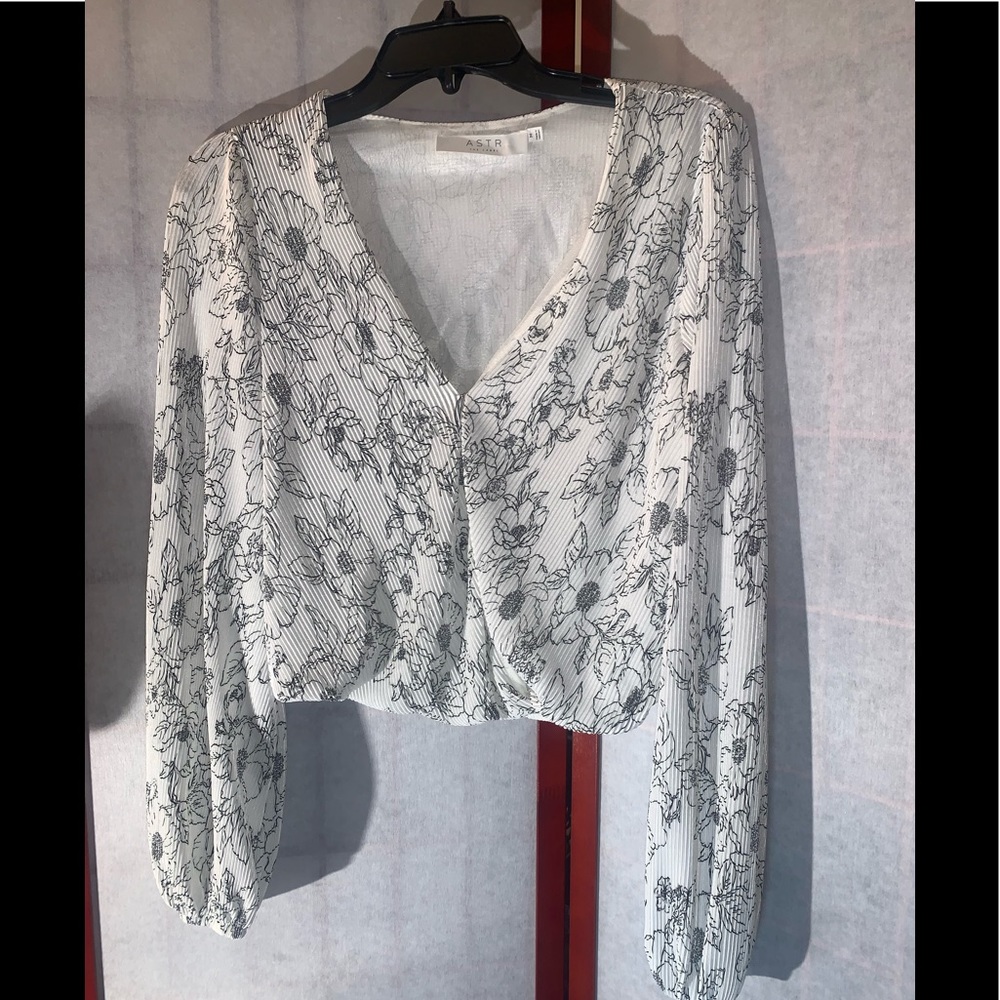 ASTR The Label by Anthology Pleated Surplice Ivory & Black Floral Top Size M